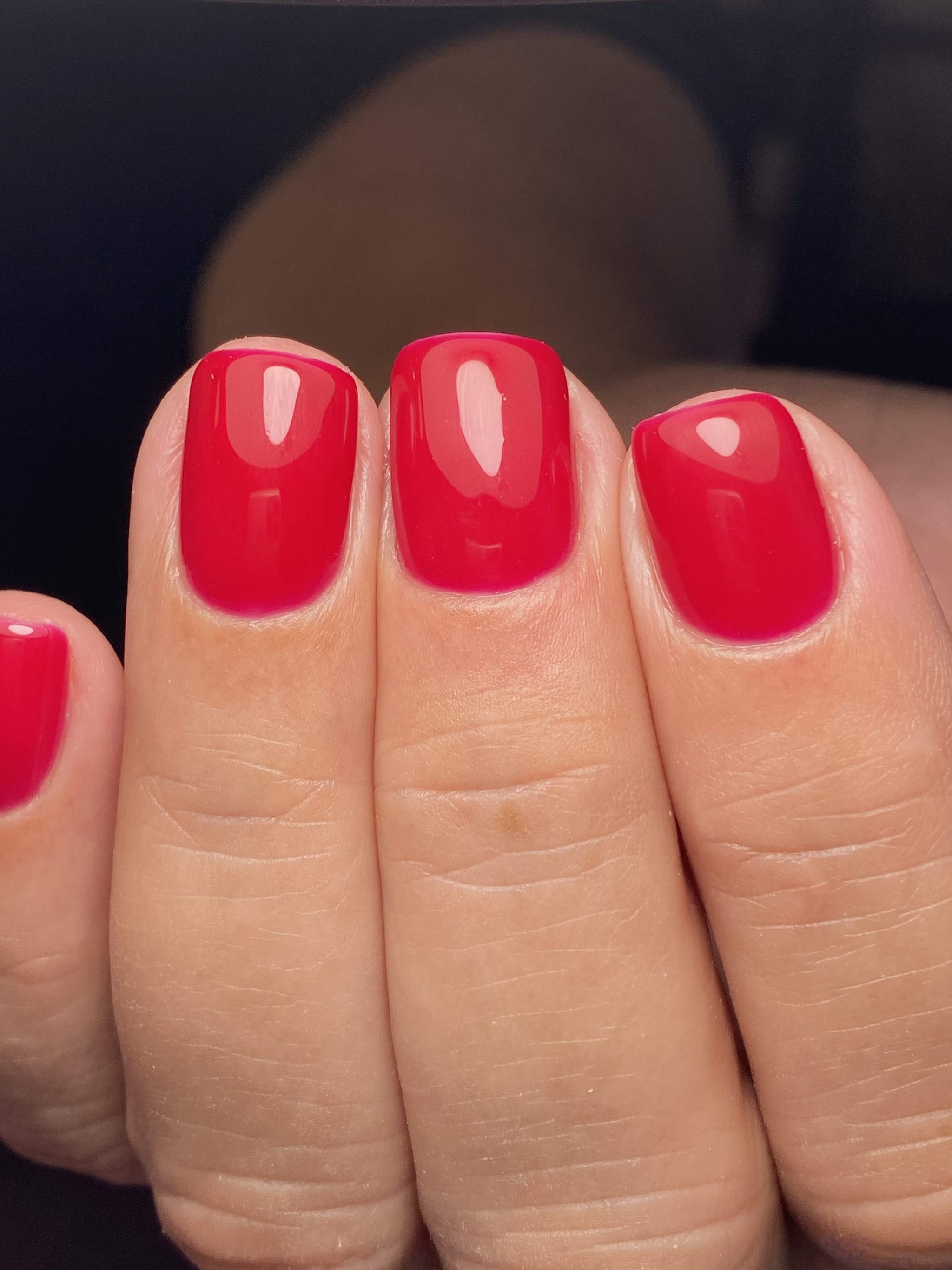 Korte vierkante nagels in rode gellak